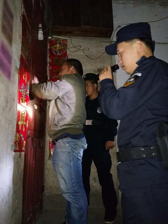 息烽粗心妈妈误将幼女锁家中 民警全城寻开锁师傅开门