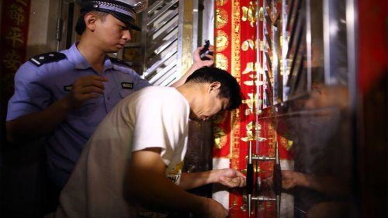 息烽请开锁师傅开了锁后，师傅为什么一般都不进门，就算主人请也不进去？